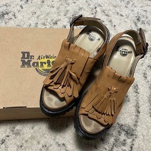 Dr. Martrns Sandas in Tan